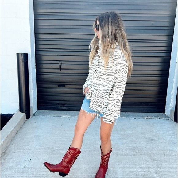 Ascot-Hart NWOT Tiger Print Button-Up Shirt Size Medium - Picture 5 of 5